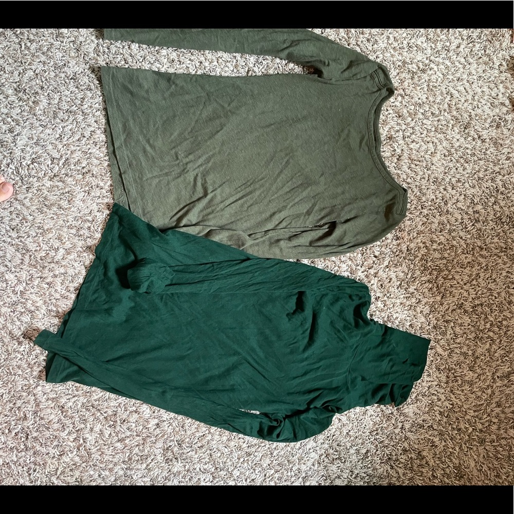 Green tissue turtleneck